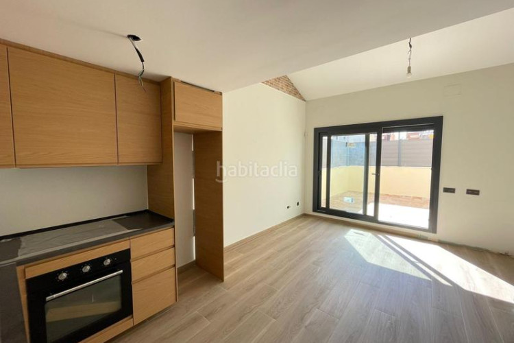Dúplex  de dos habitaciones y buhardilla multifuncional y terraza en ca naurell en Terrassa