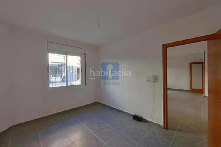 Piso inmueble ilegalmente okupado situado en la calle mossen angel rodamilans 222, bajos 4, , barcelona. en Terrassa