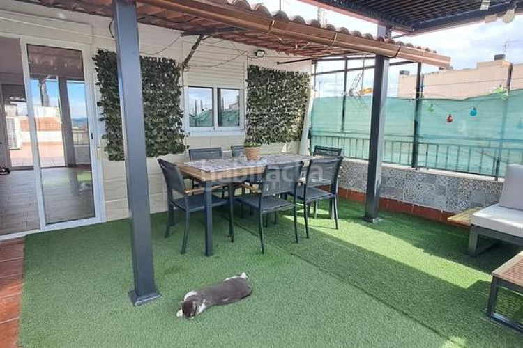 Ático atico totalmente reformado. 2 hab. dobles. 2 terrazas. amplio estudio. en Terrassa
