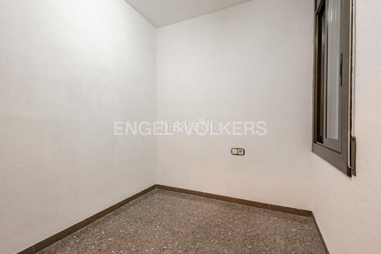 Apartamento oportunidad única! piso amplio de 99m construidos con 4 dormitorios y balcón en Terrassa