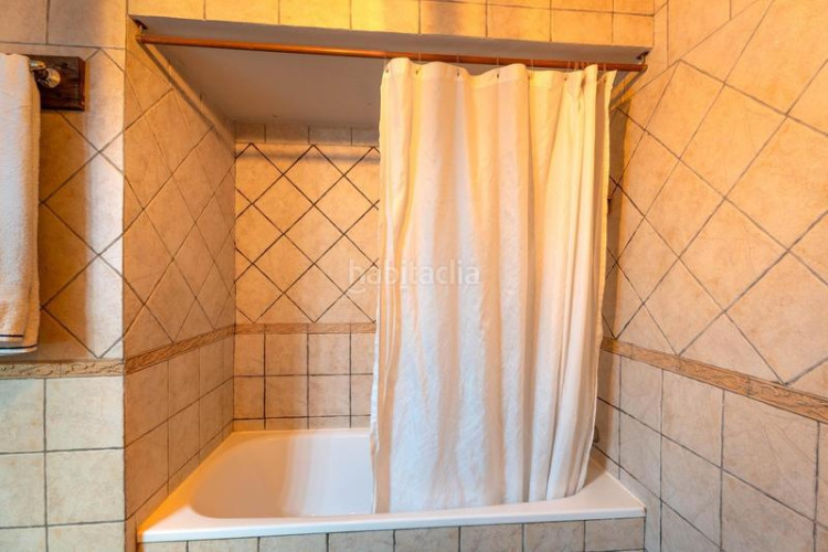 Casa adosada casa para entrar a vivir, con patio y terraza. a 10min. estación renfe este. en Terrassa