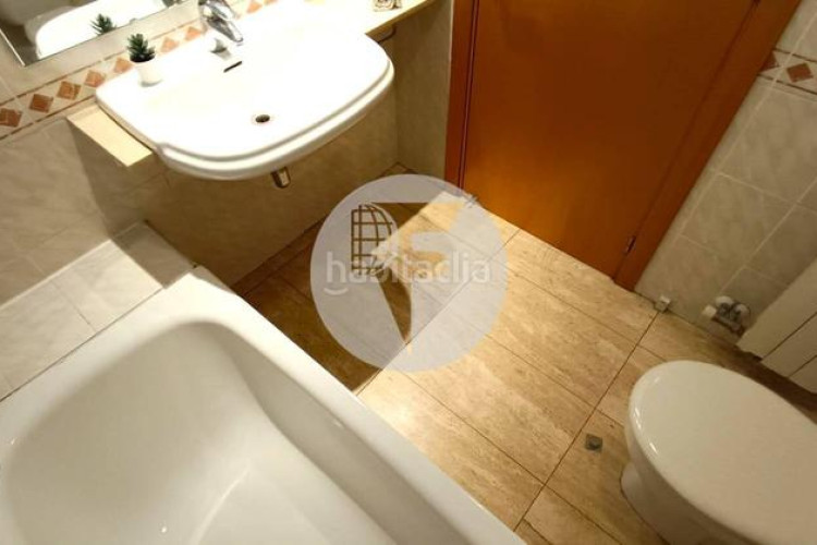 Piso bonito piso de 85 m2, 3 hab, 2 baños, galería, balcón, pk y zona comunitaria, en zona olímpica en Terrassa