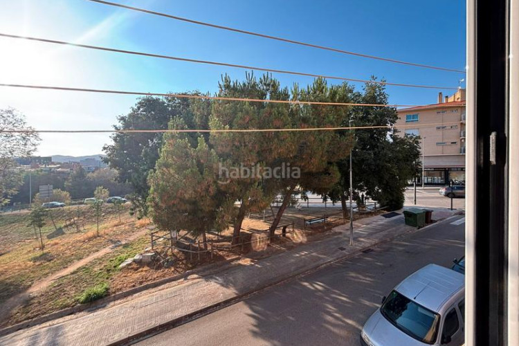 Casa adosada unifamiliar adosada, 4 habitaciones, gran garaje y terraza en Terrassa