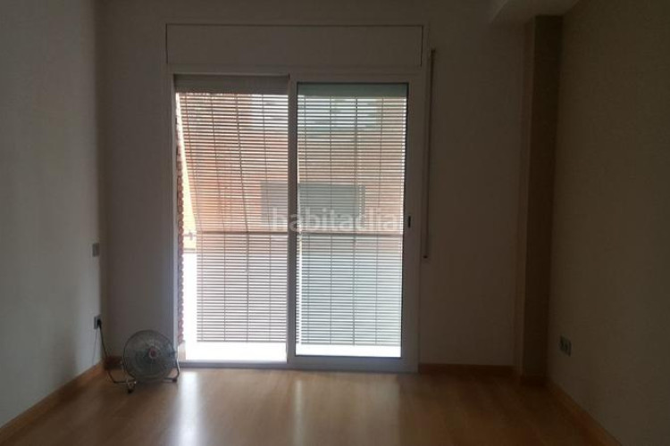 Piso acogedor piso de 1 dormitorio en venta, con cocina americana, terraza acristalada y parking. ideal para disfrutar de comodidad y e en Terrassa