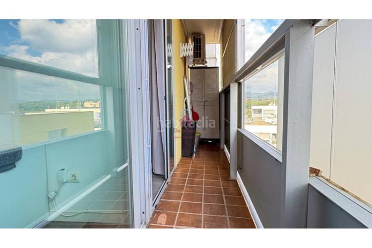 Piso  en venta con balcón a pie de comedor, parking y trastero, listo para entrar a vivir! en Terrassa