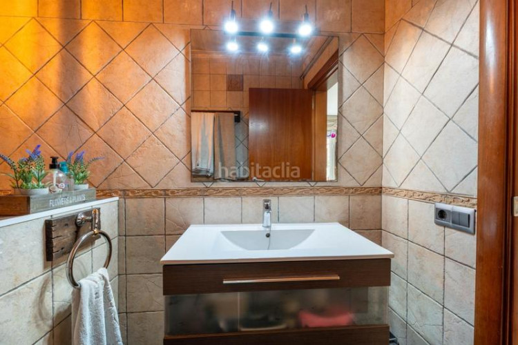 Casa adosada casa para entrar a vivir, con patio y terraza. a 10min. estación renfe este. en Terrassa