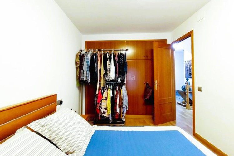 Casa adosada  con patio de 34m en la gripia, 3 hab. dobles estudio de 55m con fuego a tierra. amplio garaje en Terrassa