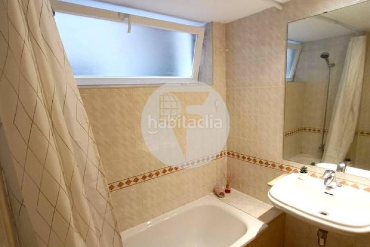 Piso bonito piso de 85 m2, 3 hab, 2 baños, galería, balcón, pk y zona comunitaria, en zona olímpica en Terrassa