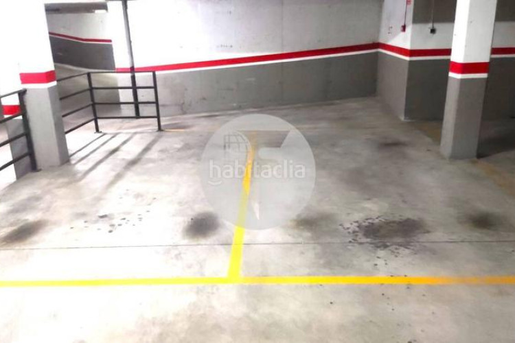 Planta baja bonita planta baja de 2 hab, terraza con barbacoa y plaza de aparcamiento en carrer conca torresana la gripia, en Terrassa