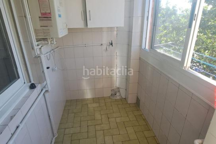 Piso  todo exterior con balcón y ascensor! en ca n anglada en Terrassa