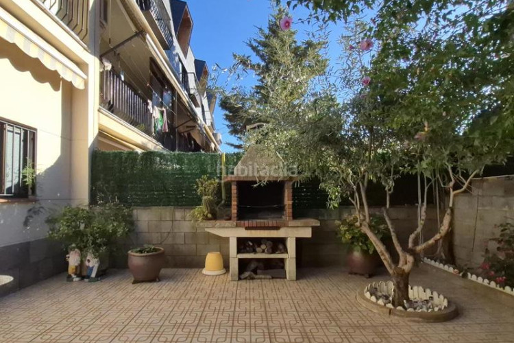 Casa magnifica casa unifamiliar de 230 m2 con 3 hab dobles y gran estudio 55 m2 en Terrassa