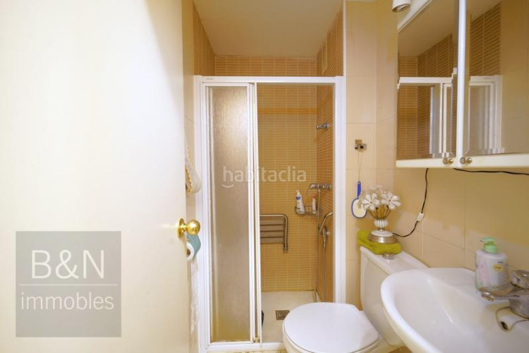 Piso un hogar de tres habitaciones, balcón, plaza de parking y trastero en Terrassa