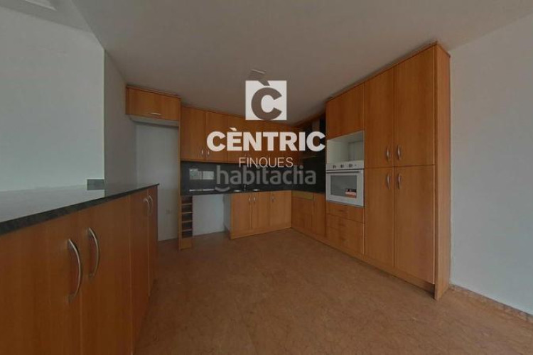 Piso amplio piso reformado con 4 habitaciones y ascensor ideal para familias o inversores! en Terrassa