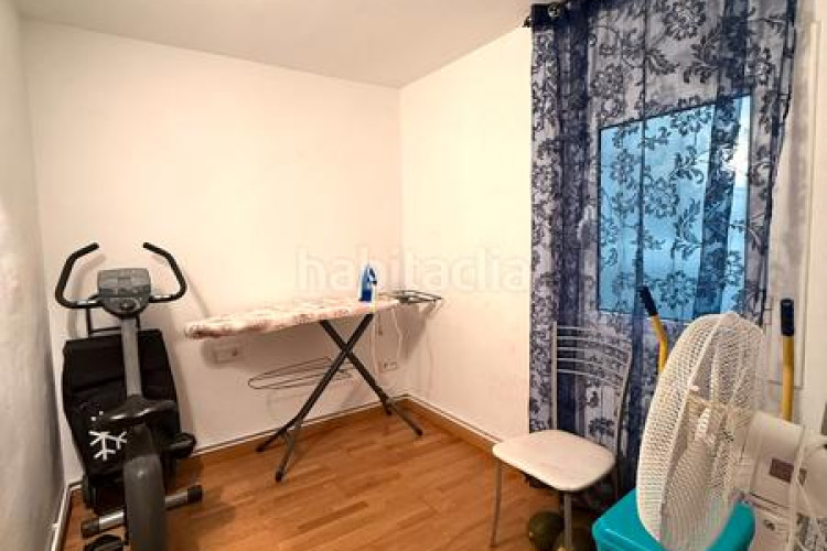 Piso zona de Ca n'Aurell. piso de 4habs. + 2lav. + balcón en angel sallent en Terrassa