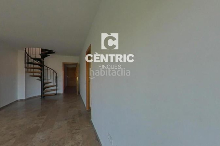 Dúplex piso espacioso con 4 habitaciones gran inversión ! en Terrassa