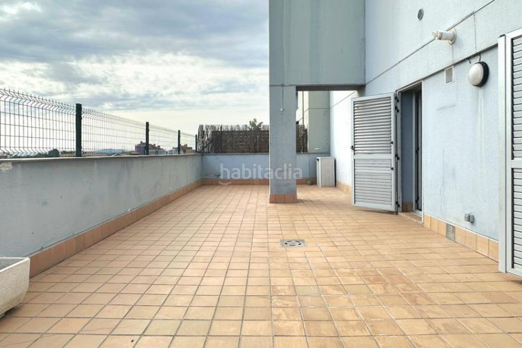 Ático atico seminuevo de 102 m2 con terraza de 53 m2 a pie de comedor con parquing y tratero incluidos en avenida madrid tocando estacio en Terrassa