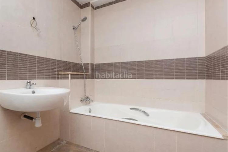 Piso (barcelona). "okupado" (no se puede visitar ni hipotecar). en Terrassa