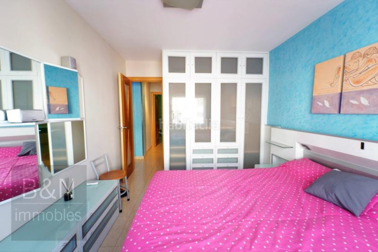 Piso una vivienda reformada, llena de luz natural, de estilo moderno y equipada con muebles hechos a medida! en Terrassa