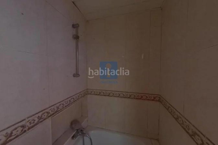 Piso inmueble ilegalmente okupado situado en la calle sant crispi 138, bajos 1, , barcelona en Terrassa