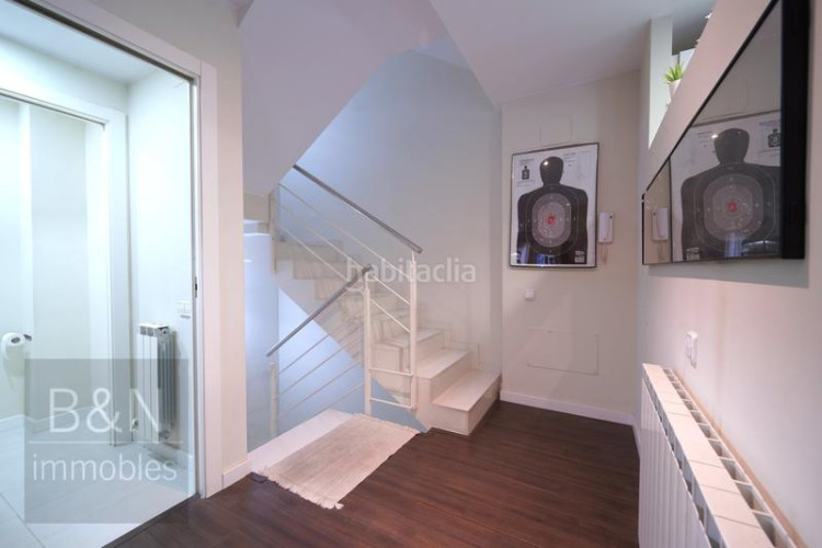 Casa  cantonera toda exterior, reformada en un estilo moderno y abierto, con una amplia terraza y gran garaje ! en Terrassa