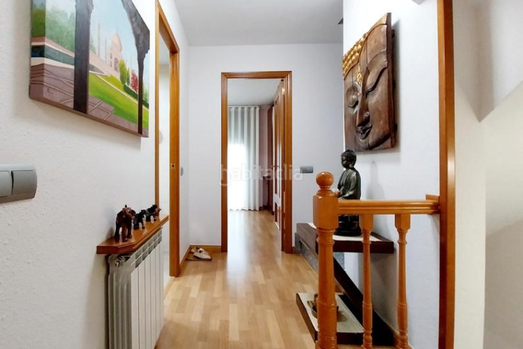 Casa adosada unifamiliar adosada, 4 habitaciones, gran patio en Terrassa