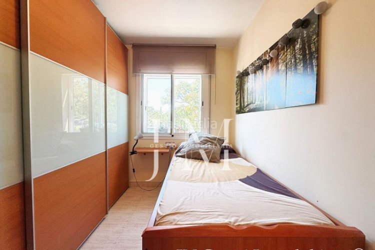 Piso oportunidad única: piso con piscina, parking y trastero en Terrassa