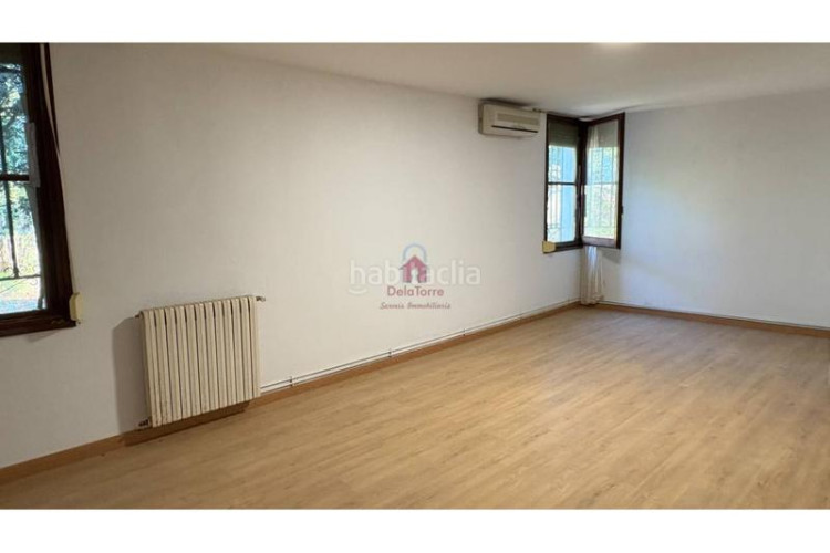 Casa  de 200m construidos en venta a 4 vientos en la urbanización font de lespardenya, en Terrassa