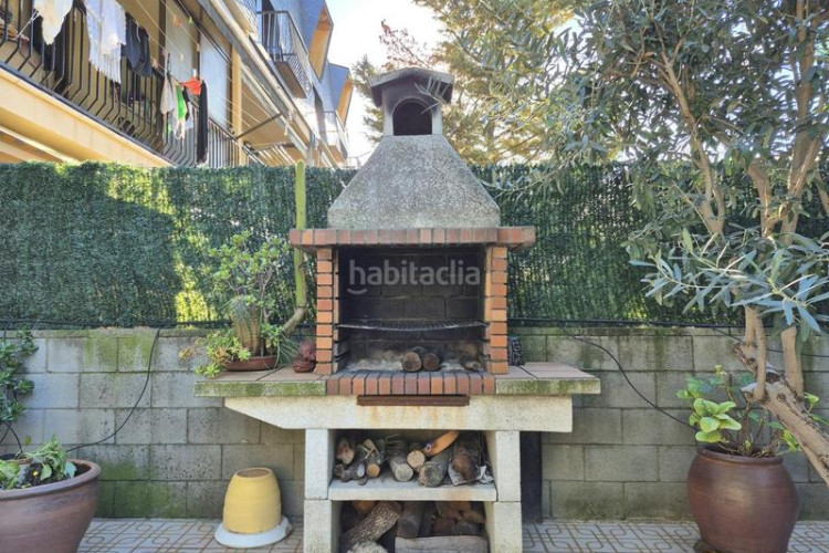 Casa magnifica casa unifamiliar de 230 m2 con 3 hab dobles y gran estudio 55 m2 en Terrassa