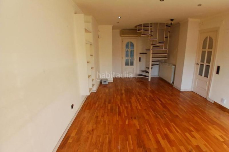 Piso vivienda de 4 habitaciones con gran terraza y parking incluido en Terrassa