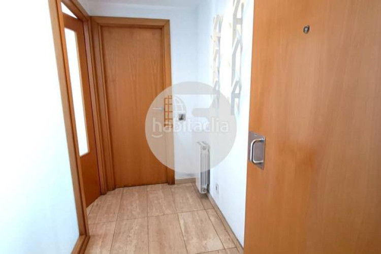 Piso bonito piso de 85 m2, 3 hab, 2 baños, galería, balcón, pk y zona comunitaria, en zona olímpica en Terrassa