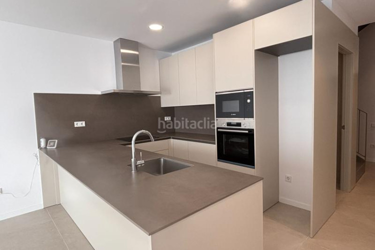 Casa en carrer de las navas de tolosa 87 exclusiva casa a estrenar con piscina privada en Terrassa