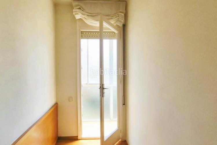Piso de 137 m2 amb 4 hab i balco 10 m2 oest al carrer ireneu a 50 metres rambla en Terrassa
