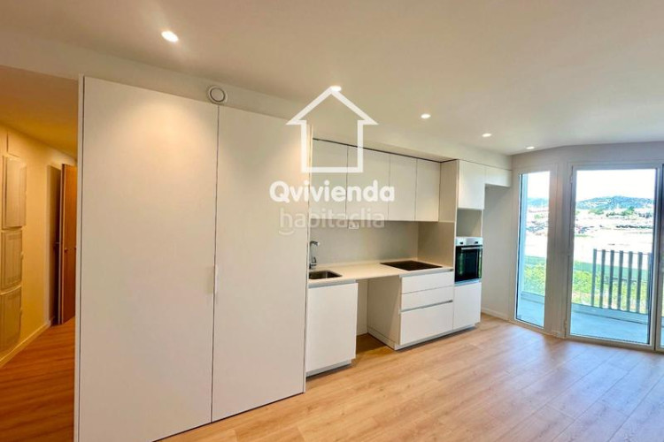 Piso  de 3 habitaciones con balcón en rbla francesc macià en Terrassa