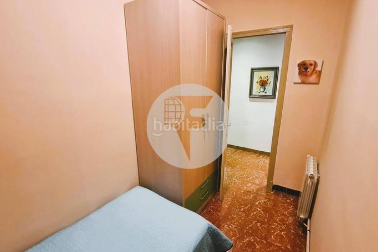 Piso descubre este piso funcional y con mucho potencial! en Terrassa