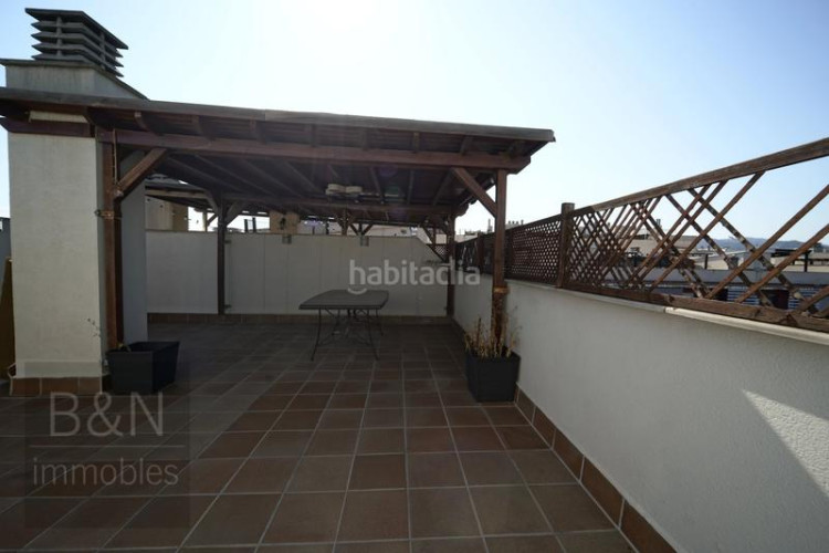Dúplex tu hogar con alma espacio, confort, tres salidas al exterior y zona comunitaria con piscina y plaza de parking en Terrassa