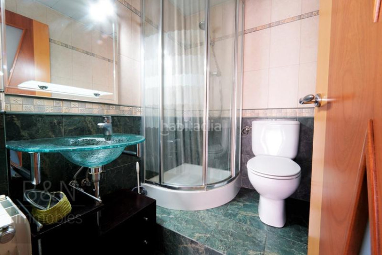 Piso una vivienda reformada, llena de luz natural, de estilo moderno y equipada con muebles hechos a medida! en Terrassa