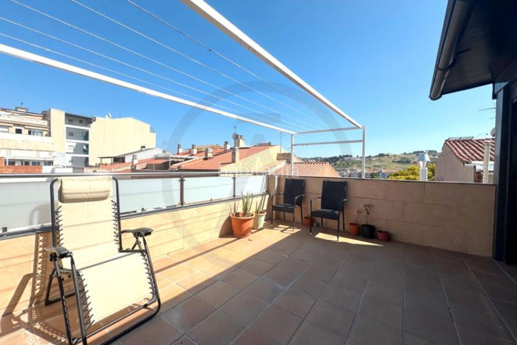 Casa adosada amplia casa adosada en La Maurina – 293 m², con garaje, ascensor y terrazas en Terrassa