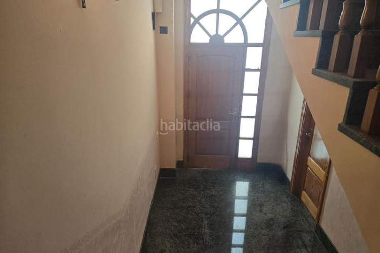 Chalet casa de 3 plantas con piscina y gran garajealmacén en Terrassa