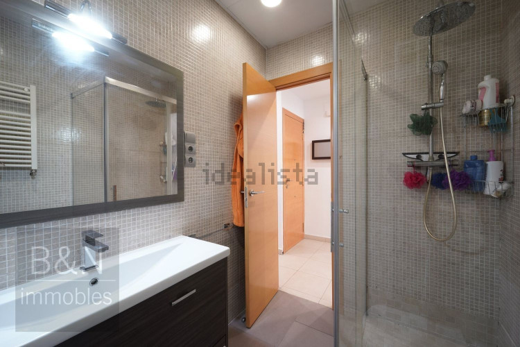 Un hogar reformado, con doble salida exterior y solo un vecino.