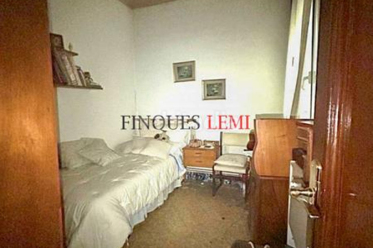Casa adosada casa a reformar con potencial para 2 viviendas centro en Terrassa