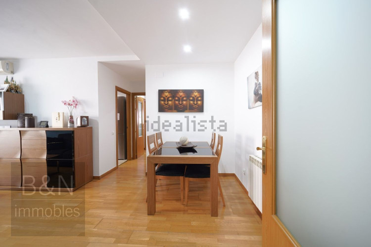 ¡Te vas a enamorar de su carácter! Amplio, luminoso, con zona comunitaria, párquing y trastero.