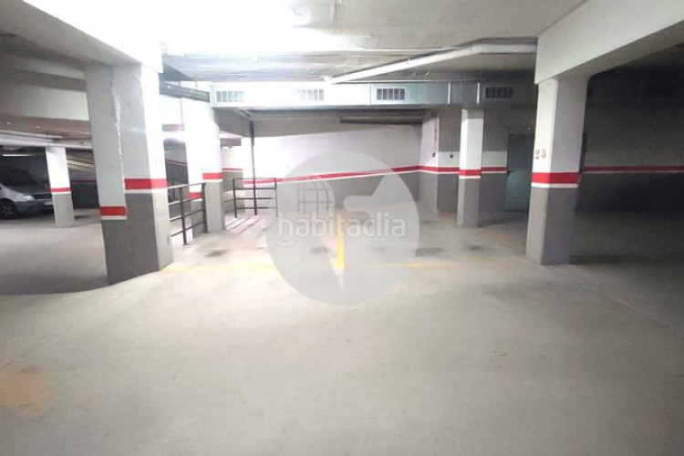 Planta baja bonita planta baja de 2 hab, terraza con barbacoa y plaza de aparcamiento en carrer conca torresana la gripia, en Terrassa