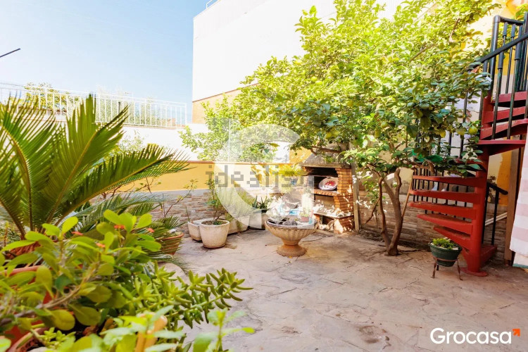 Casa independiente en calle de la Pineda