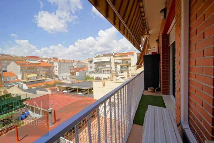 Piso una vivienda con calidez, luz y balcón recién reformado con plaza de garaje incluida en Terrassa
