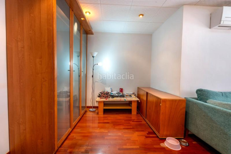 Casa adosada zona centro. casa adosada de 4habs. + 2lav. `terraza + garaje en Terrassa
