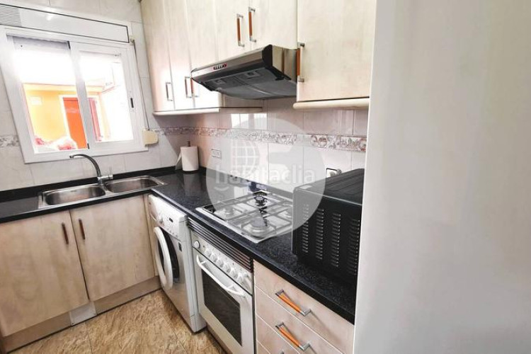 Piso descubre este piso funcional y con mucho potencial! en Terrassa