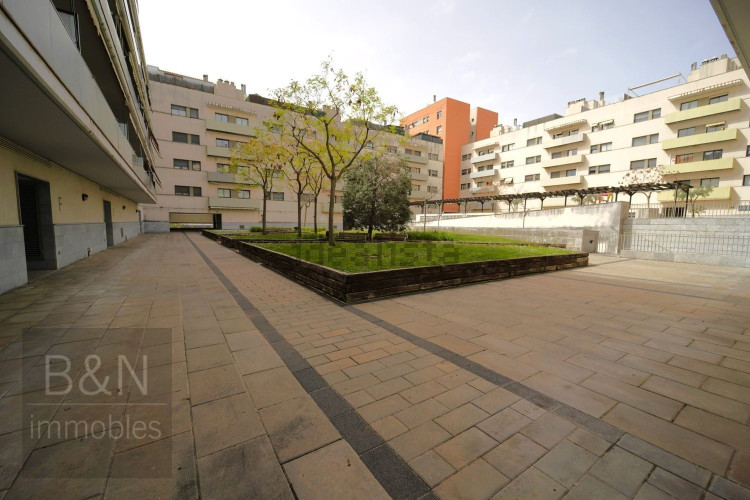 ¡Te vas a enamorar de su carácter! Amplio, luminoso, con zona comunitaria, párquing y trastero.