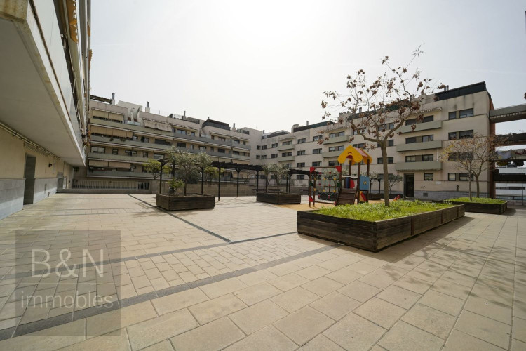 ¡Te vas a enamorar de su carácter! Amplio, luminoso, con zona comunitaria, párquing y trastero.