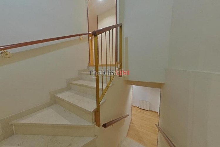 Piso dúplex con 4 habitaciones, 3 baños y parking en ubicación privilegiada en Terrassa