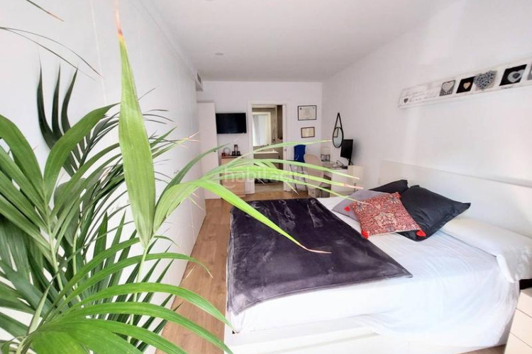 Piso  seminuevo junto a rambla, 3 habitaciones y pk opcional.. muy actual en Terrassa